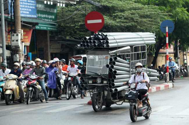 Ảnh: "Tử thần" rình rập người đi đường khắp phố Hà Nội - 11