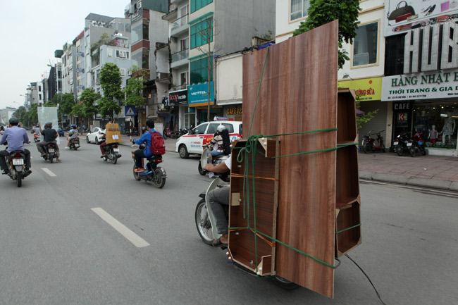 Ảnh: "Tử thần" rình rập người đi đường khắp phố Hà Nội - 13