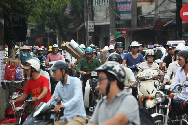 Ảnh: "Tử thần" rình rập người đi đường khắp phố Hà Nội - 14