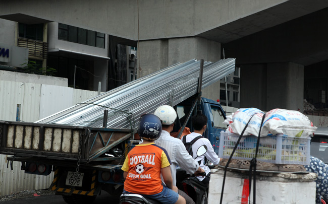 Ảnh: "Tử thần" rình rập người đi đường khắp phố Hà Nội - 12