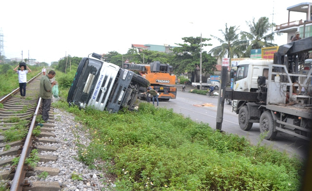 Quảng Ninh: Xe biển xanh đâm chết người qua đường - 1