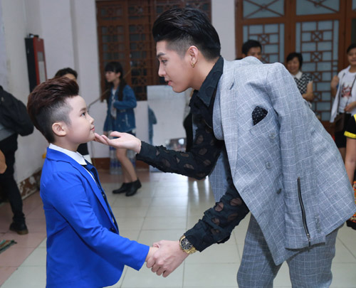 Đông Nhi e thẹn khi được bạn trai chiều chuộng - 5