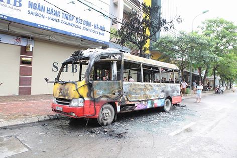 HN: Đang chạy, xe buýt bỗng phát nổ, bốc cháy ngùn ngụt - 4