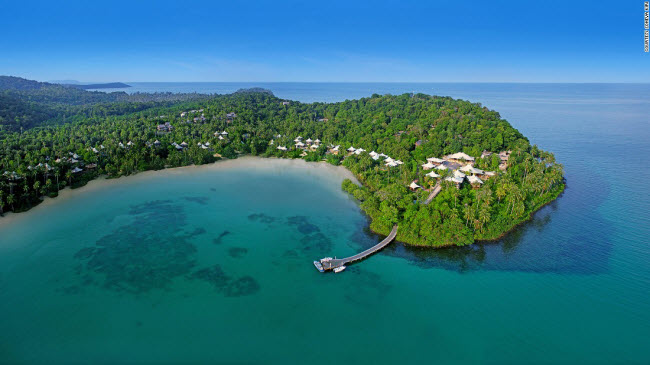 Với 36 biệt thự mái dạ nằm giữa rừng và biển trên hòn đảo Koh Kood, khu nghỉ dưỡng Soneva Kiri là một trong những khách sạn trước biển sang trọng và đẹp nhất ở Thái Lan.