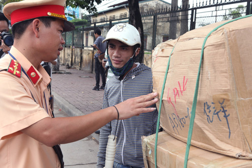 Hà Nội thu giữ hàng loạt xe chở “tử thần” - 8