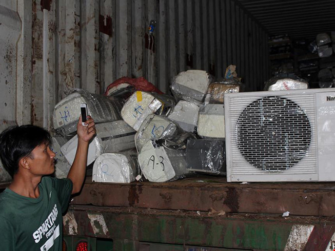 Bắt giữ lượng lớn hàng điện lạnh không rõ nguồn gốc - 1