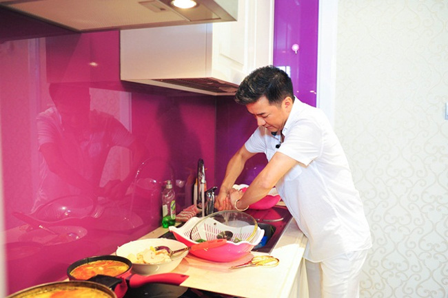 Tuy nổi danh là "ông hoàng nhạc Việt", Đàm Vĩnh Hưng cũng có lúc trút bỏ đồ hiệu, kim cương để tự tay vào bếp nấu ăn cho gia đình.