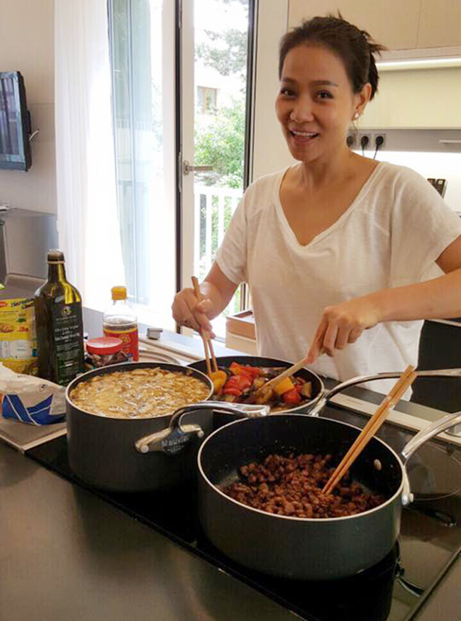 Hình ảnh Thu Minh không son phấn, chăm chỉ vào bếp nấu nướng sau khi lên chức làm vợ, làm mẹ.