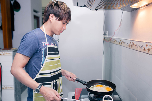 Dù là đấng mày râu, cũng có lúc Hồ Quang Hiếu mặc tạp dề, đảm đang vào bếp nấu nướng.