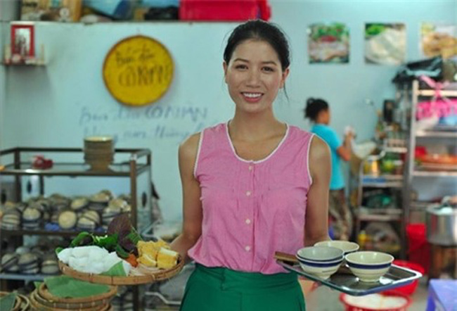 Người mẫu Trang Trần tất bật bưng bê, phục vụ khách tại quán bún đậu nổi tiếng do cô làm chủ.