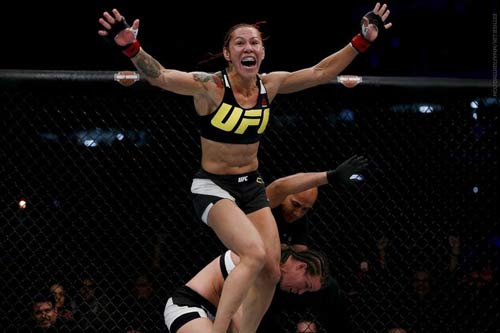 UFC: Đả nữ "đáng sợ" đánh đối thủ vỡ mặt, đổ máu - 1