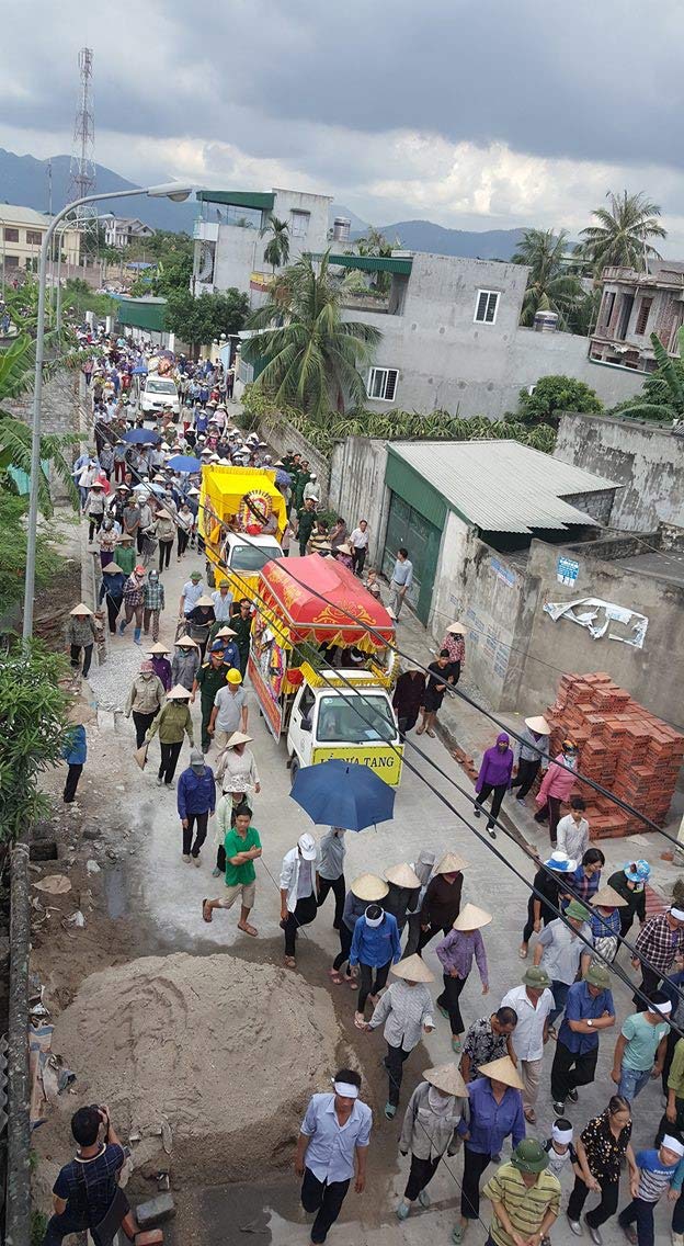 Dòng người kéo dài 3km tiễn đưa 4 bà cháu ở Quảng Ninh - 3