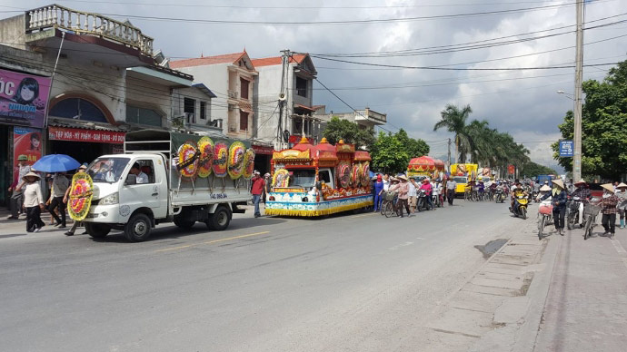 Dòng người kéo dài 3km tiễn đưa 4 bà cháu ở Quảng Ninh - 4