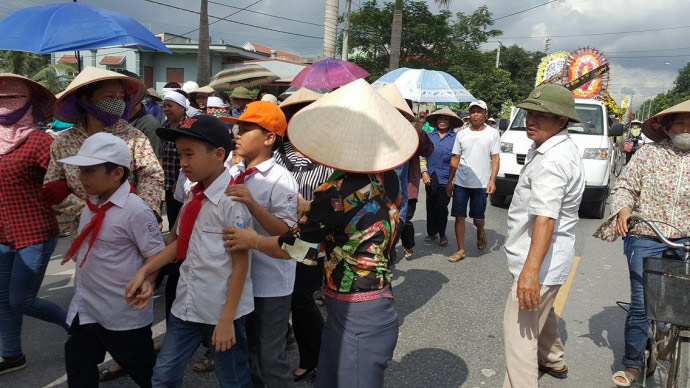 Dòng người kéo dài 3km tiễn đưa 4 bà cháu ở Quảng Ninh - 6