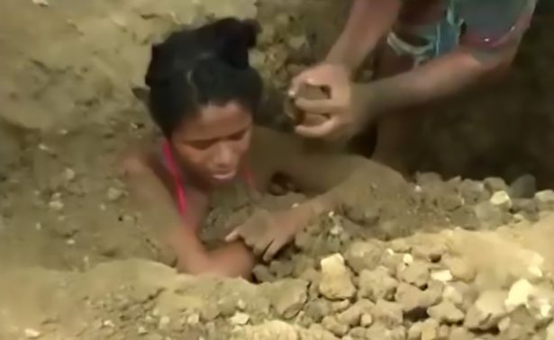 Cô gái bị người thân chôn sống để chữa bệnh do sét đánh - 1