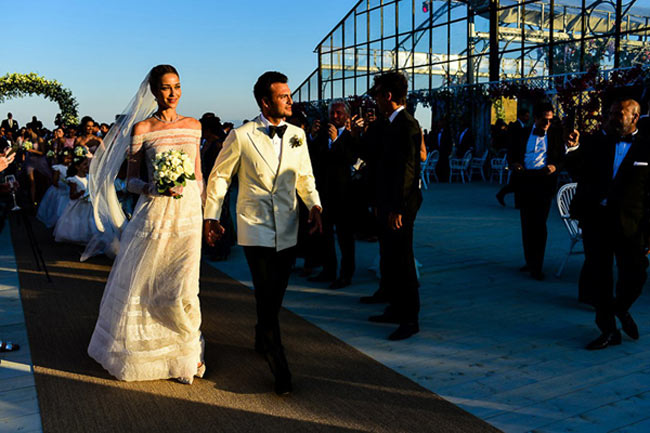 Tiệc cưới của của họ được tổ chức trên đảo Mykonos, Hy Lạp ngày 10.7, tiêu tốn tới 4 triệu USD.