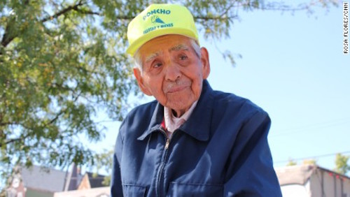 Cụ ông 89 tuổi bán kem dạo “đổi đời” nhờ Internet - 1