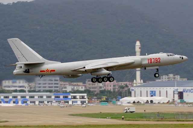 Trung Quốc đưa 40 máy bay ném bom đến sát đảo Nhật Bản - 1