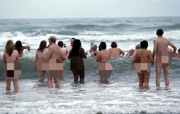 Anh: Hàng trăm người khỏa thân tắm biển đón mùa thu - 1
