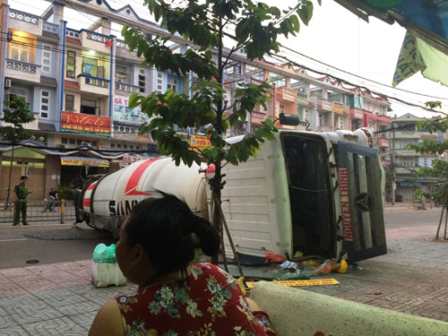 Va chạm với container, thanh niên văng vào biển báo tử vong - 2