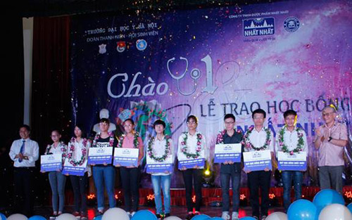 Thủ khoa Đại học Y Hà Nội nhận học bổng từ Nhất Nhất - 1