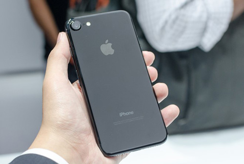 iPhone 7 bình ổn giá còn 17 triệu hút khách - 1