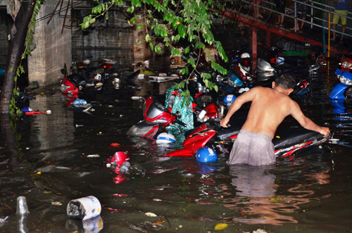 Hơn 1.000 xe máy chìm nghỉm dưới tầng hầm ở Sài Gòn - 1