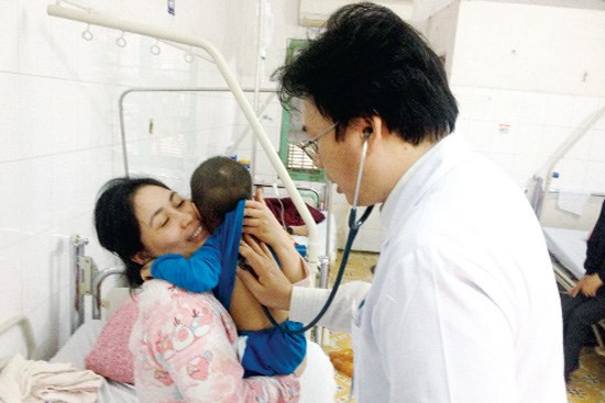Hà Nội: Nhiều trẻ nhập viện vì bệnh tay chân miệng - 1