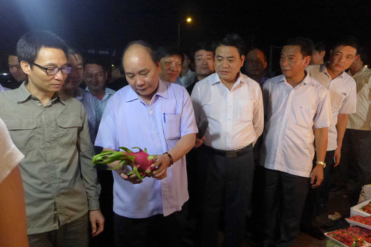 Thủ tướng bất ngờ "vi hành" chợ Long Biên, ruộng rau HN - 1