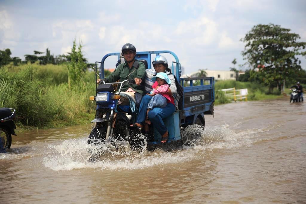 20 giờ sau trận mưa lịch sử, người SG vẫn “bơi” trong nước - 5
