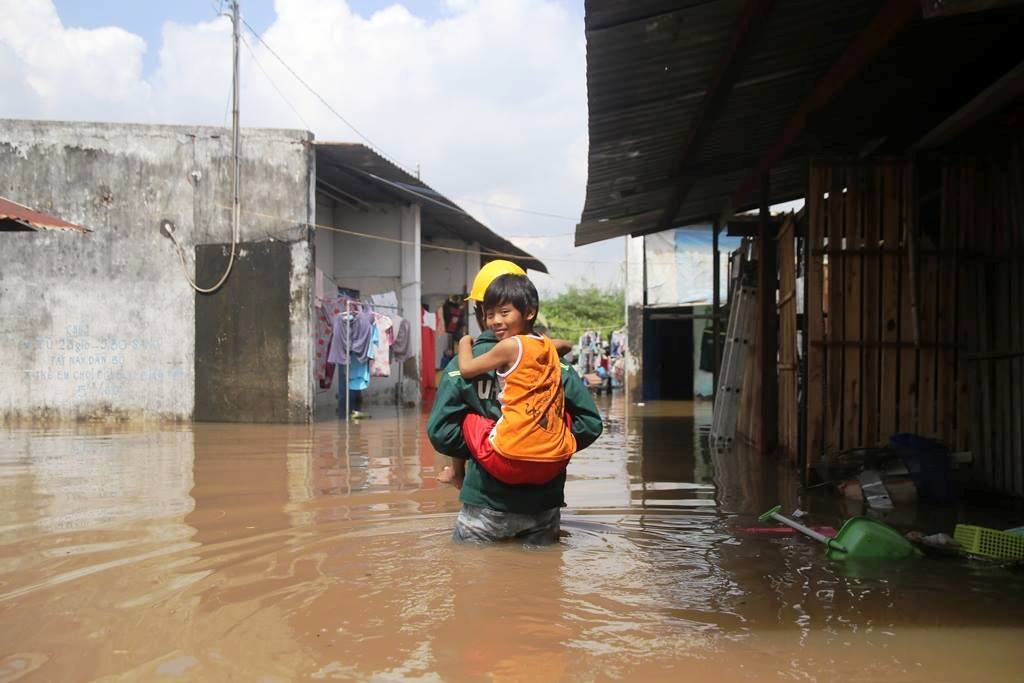 20 giờ sau trận mưa lịch sử, người SG vẫn “bơi” trong nước - 7