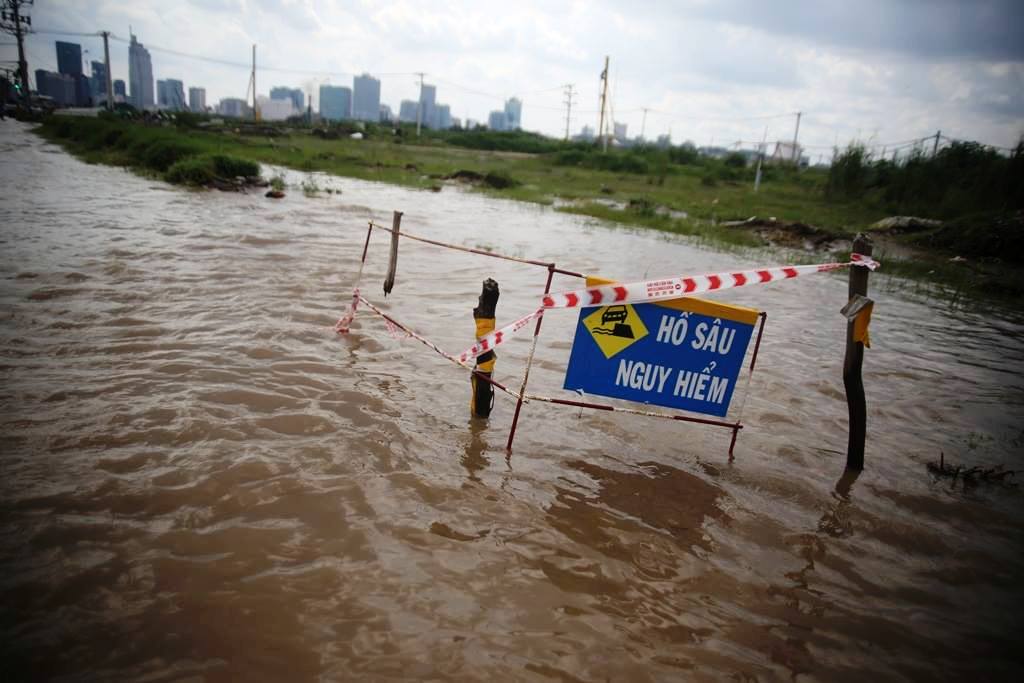 20 giờ sau trận mưa lịch sử, người SG vẫn “bơi” trong nước - 6