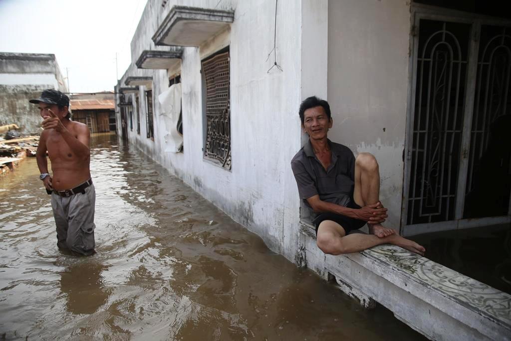 20 giờ sau trận mưa lịch sử, người SG vẫn “bơi” trong nước - 8