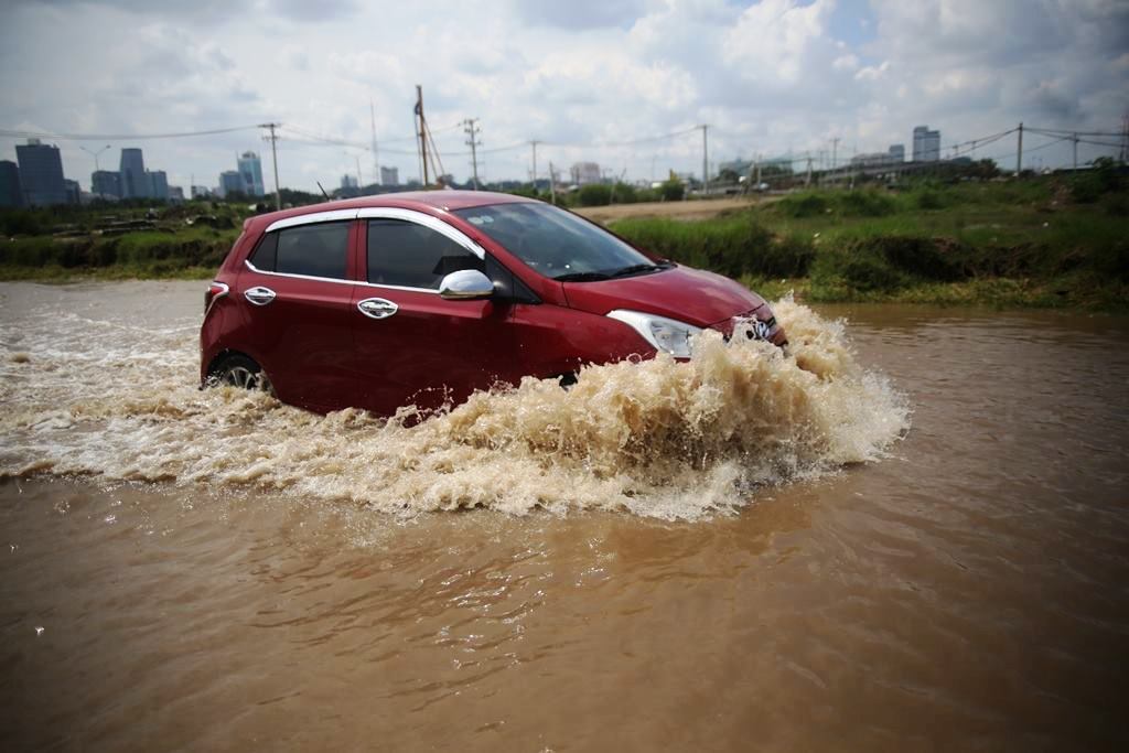 20 giờ sau trận mưa lịch sử, người SG vẫn “bơi” trong nước - 4