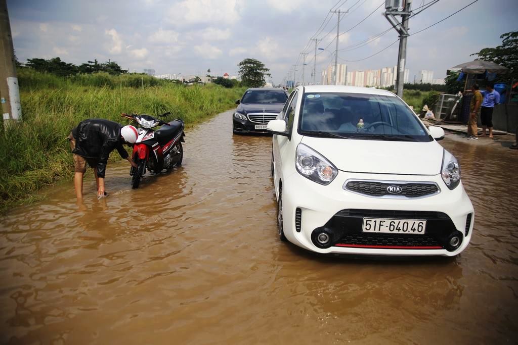 20 giờ sau trận mưa lịch sử, người SG vẫn “bơi” trong nước - 3