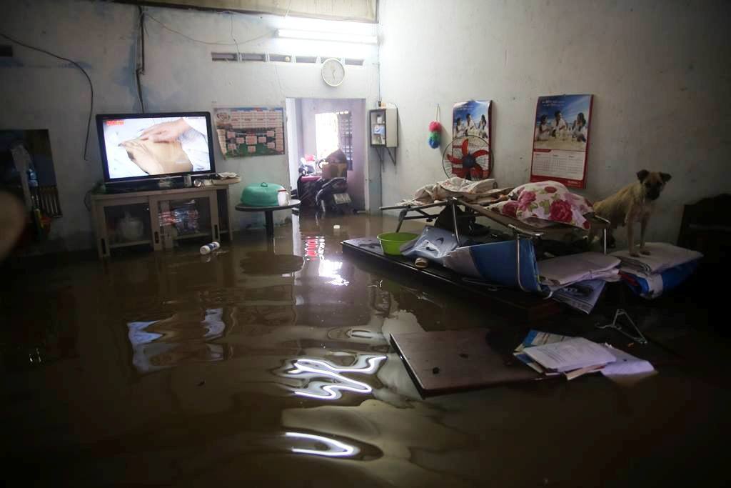 20 giờ sau trận mưa lịch sử, người SG vẫn “bơi” trong nước - 11