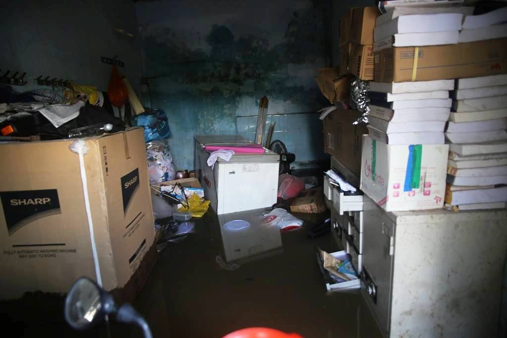 20 giờ sau trận mưa lịch sử, người SG vẫn “bơi” trong nước - 10