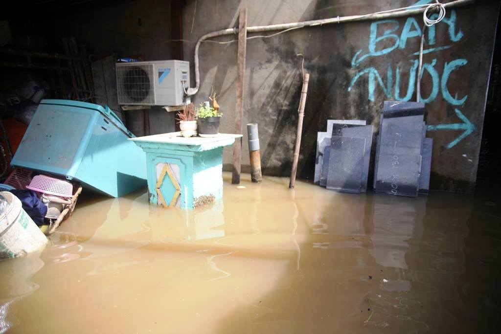 20 giờ sau trận mưa lịch sử, người SG vẫn “bơi” trong nước - 9