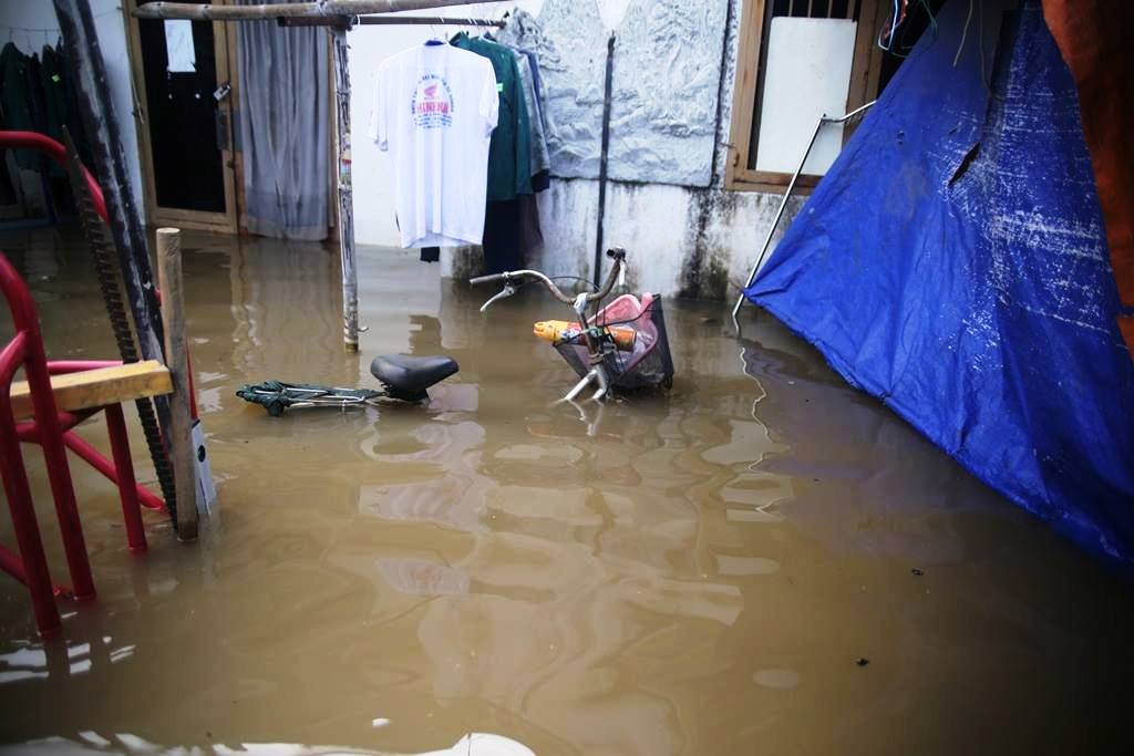 20 giờ sau trận mưa lịch sử, người SG vẫn “bơi” trong nước - 12