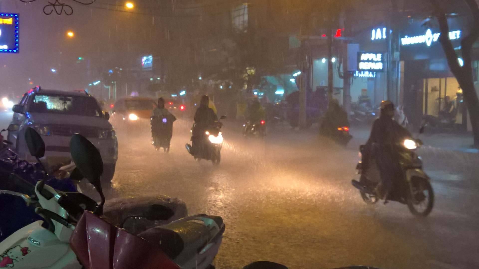 TP.HCM lại mưa mù trời: Ngập nước, giao thông tê liệt - 1