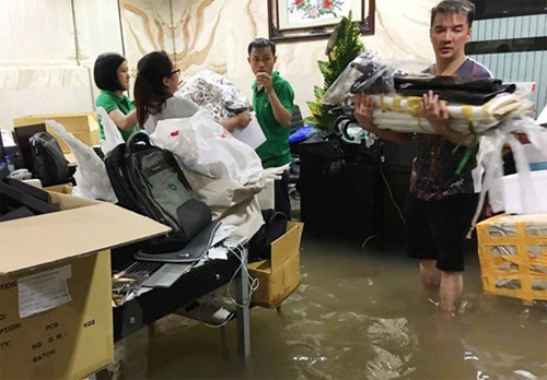 Sao Việt khốn khổ chịu cảnh mưa ngập tại TP.HCM - 1