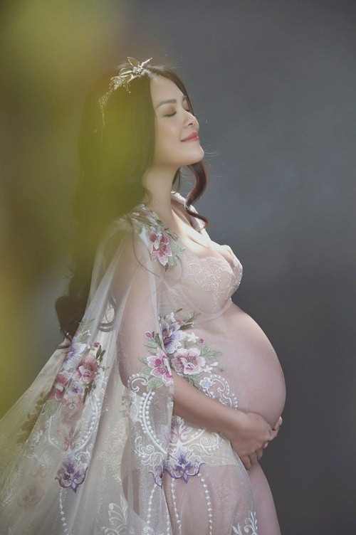 Dương Cẩm Lynh là một trong những người đẹp nổi tiếng với vẻ đẹp thuần khiết và bầu bí tuyệt đẹp. Hãy ngắm nhìn hình ảnh cô ấy với bụng bầu đầy tròn, tràn đầy những cảm xúc của một người phụ nữ trước khi trở thành mẹ.