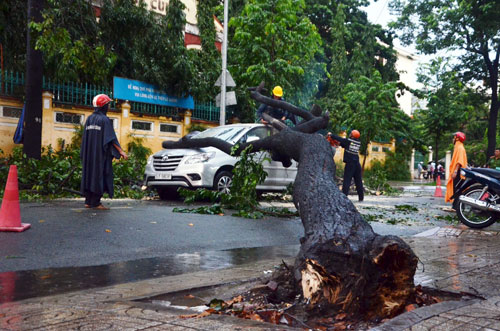 Sóng đánh ào ạt trên đường phố Sài Gòn sau mưa - 13