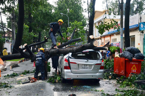 Sóng đánh ào ạt trên đường phố Sài Gòn sau mưa - 12