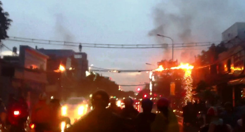 Dây điện cháy nổ như pháo hoa trên phố Sài Gòn - 1
