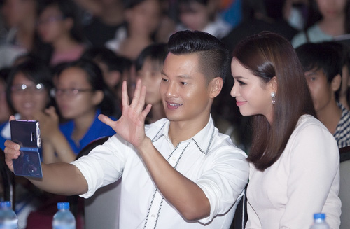 Đức Tuấn mời Phạm Hương khoe giọng trước hàng trăm sinh viên - 1