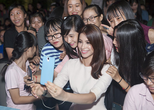 Đức Tuấn mời Phạm Hương khoe giọng trước hàng trăm sinh viên - 4