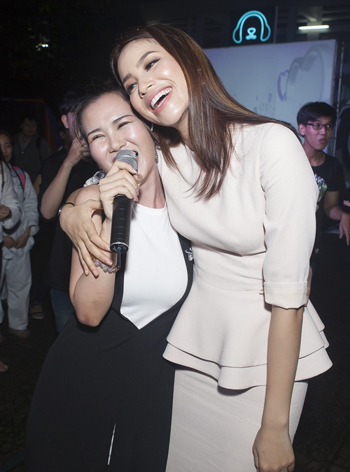 Đức Tuấn mời Phạm Hương khoe giọng trước hàng trăm sinh viên - 6