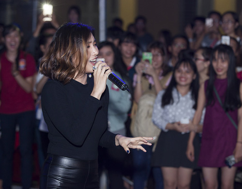 Đức Tuấn mời Phạm Hương khoe giọng trước hàng trăm sinh viên - 10