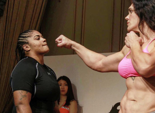 MMA: "Quái nữ khồng lồ" hạ đối thủ trong nháy mắt - 1